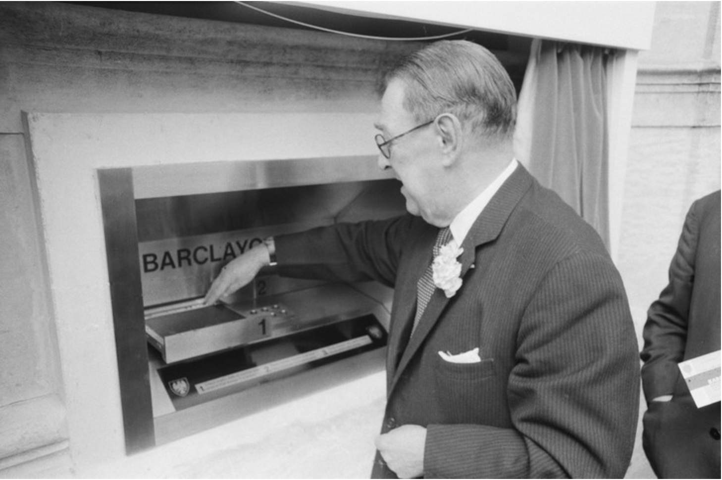First atm. Первый Банкомат 1967 год. Первый Банкомат в мире. Первый Банкомат в Лондоне. 27 Июня Банкомат.